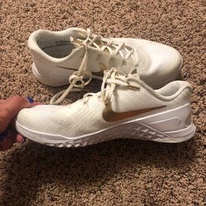 Women’s nike tennis shoes size 8